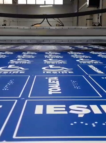 Placute si semne pentru nevazatori